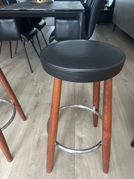 Image 1 of Carl Hanson & Son 3x tabourets de bar en noyer avec assise en cuir