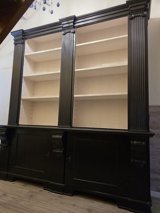 Imponente libreria marrone scuro – alta 288 cm, dettagli classici
