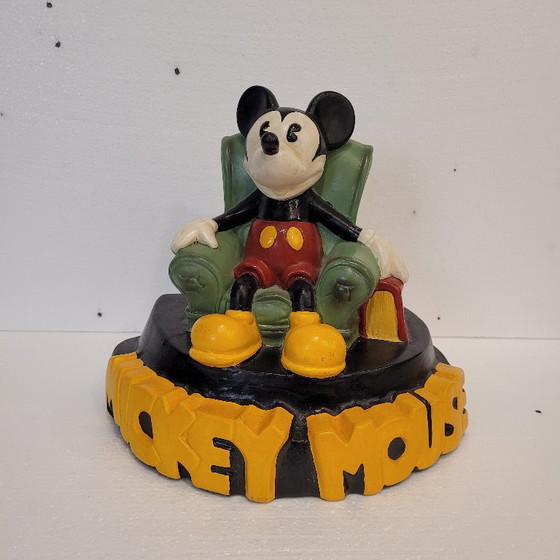 Image 1 of « Mickey Mouse dans son fauteuil de lecture », céramique, Démons &amp; Merveilles, vintage, années 90 – France