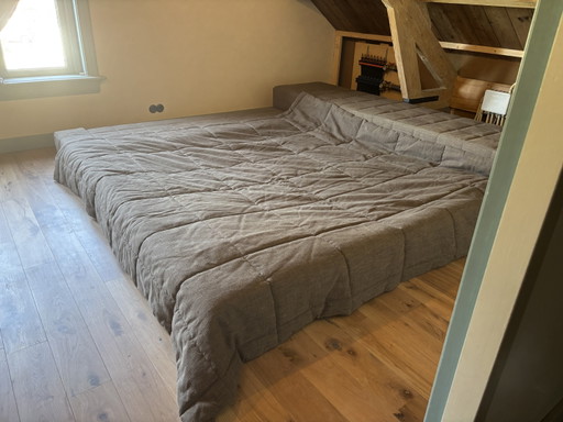 Cama de diseño Bonaldo, opcionalmente con colchón de agua.