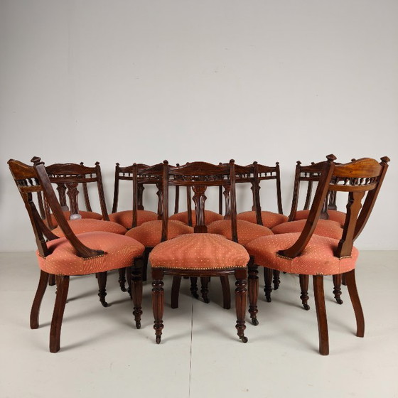 Image 1 of Ensemble de 12 chaises de salle à manger en noyer datant de la fin de l'époque victorienne, avec leurs roulettes d'origine.