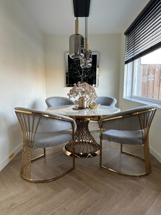 Image 1 of Lussuoso tavolo da pranzo in marmo (130 cm) con gamba a clessidra color oro + 4 sedie in velluto
