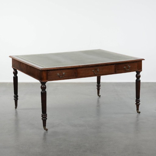 Antieke Schrijftafel/ Bureau/ Partner Desk Uit Begin 20e Eeuw Met 6 Lades En Een Donkergroen Lederen Blad In Engelse Stijl
