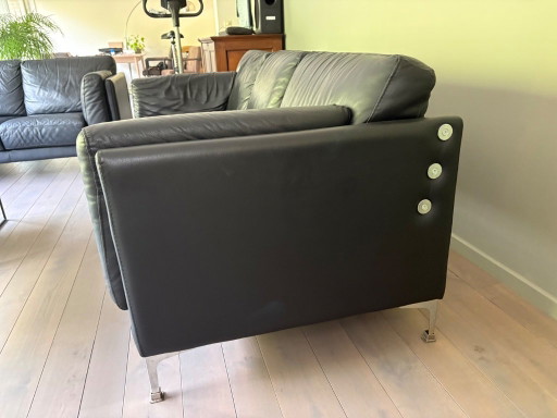Set di divani postmoderni Nicoletti Salotti in pelle nera con struttura tubolare cromata (anni 2000) – zithoek (photo 2 of 8)
