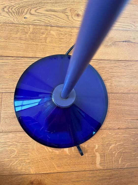 Image 1 of Seltenes Paar Arteluce „Jill“ Stehlampen aus blauem Muranoglas – Italienisches Design aus den 1970er Jahren