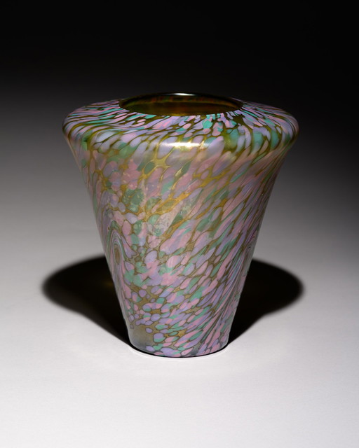 Österreichische Jugendstilvase aus irisierendem Kunstglas, mehrfarbiges Federdekor, 1900-1910