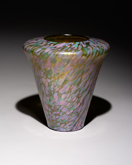 Image 1 of Österreichische Jugendstilvase aus irisierendem Kunstglas, mehrfarbiges Federdekor, 1900-1910