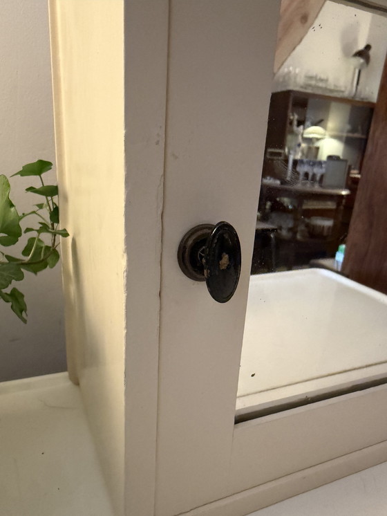 Image 1 of Vintage wandkastje crème met spiegel