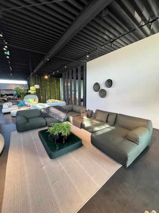 Sofá lounge Paola Lenti Welcome con mesa de centro Cove