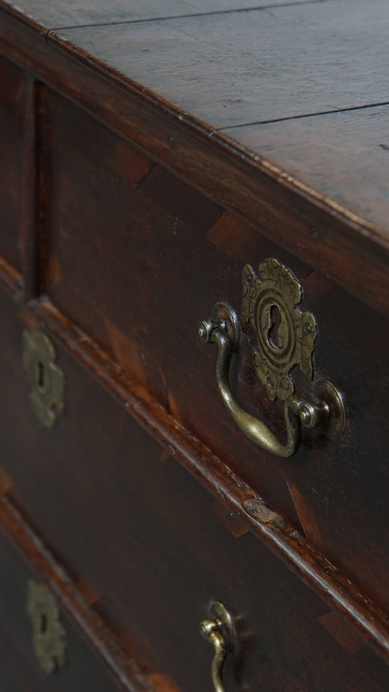 Image 1 of Englische antike Kommode aus Eiche mit Intarsien aus verschiedenen Holzarten