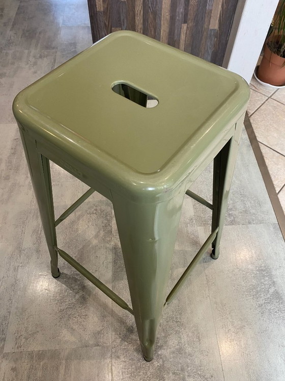 Image 1 of Taburete alto industrial Tolix H75 apilable, color verde oliva.