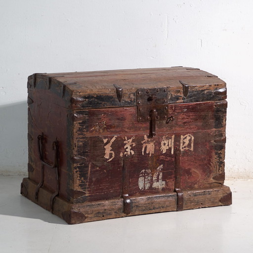 Baule antico rinforzato in ferro in legno di pino – Cina, circa 1900