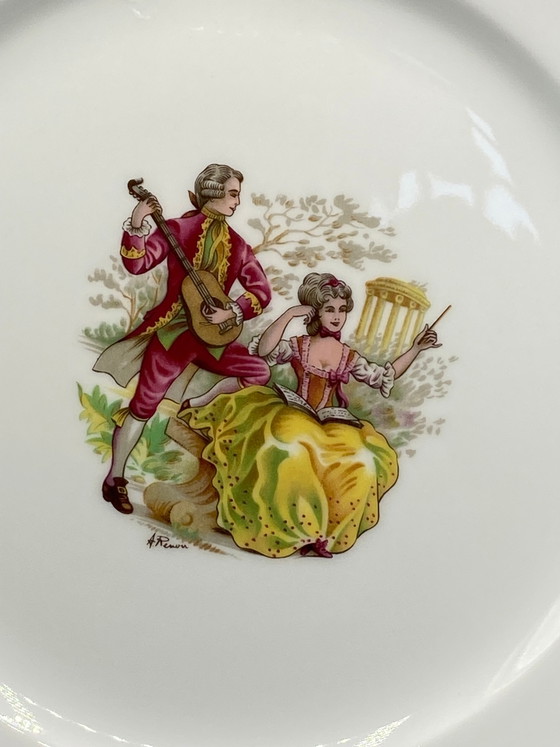Piatto decorativo in porcellana di Limoges, scena galante con musicista, fregio dorato, Pégut (photo 2 of 6)