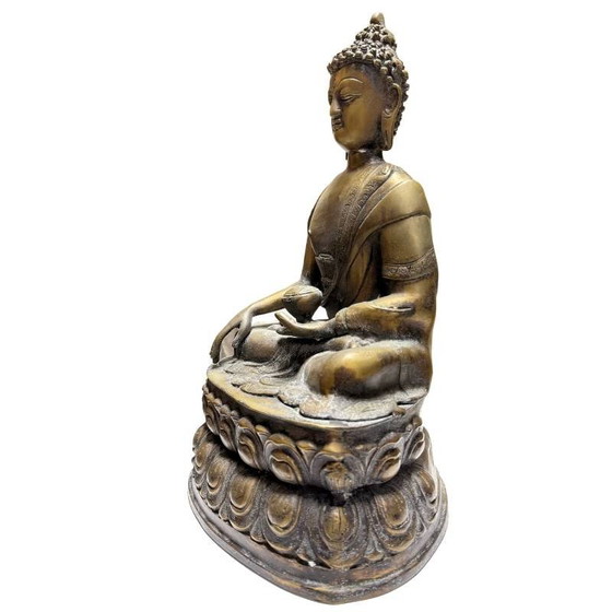 Estatua de Buda nepalí de bronce dorado al fuego sobre un trono de doble loto, siglos XVIII-principios del (photo 8 of 10)