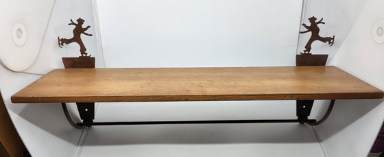 Image 1 of Mensola in legno e metallo decorata con pattinatori sul ghiaccio