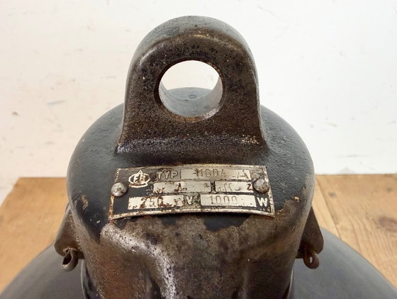 Image 1 of Industriële zwarte geëmailleerde fabriekslamp met gietijzeren bovenkant, jaren 50
