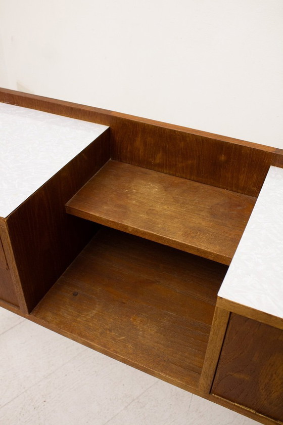 Image 1 of Meuble bas vintage en bois des années 60 avec plateau en Formica et poignées en laiton