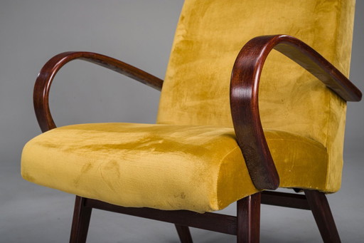 Poltrone modello 53 in velluto senape attribuite a Jaroslav Smidek per Ton, anni '60, set di 2