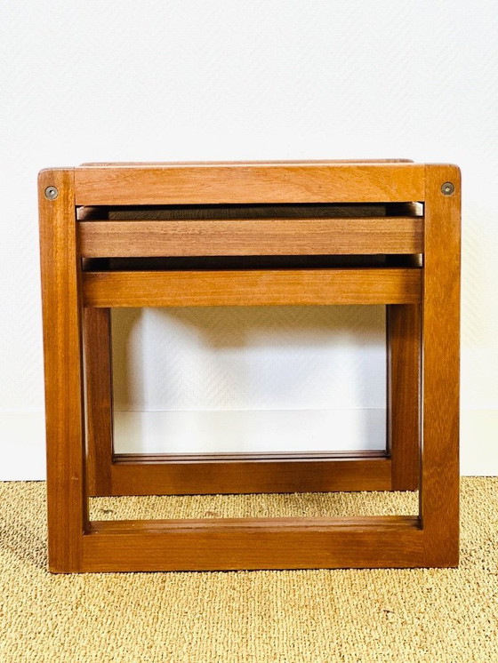 Image 1 of Set de 3 tables basses gigognes vintage en teck et céramique, 1960