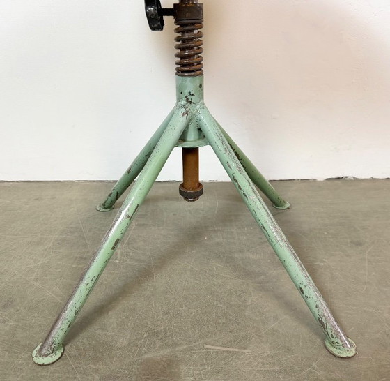 Chaise d'atelier industrielle verte, années 1950 – Tabourets, Iron (photo 5 of 18)