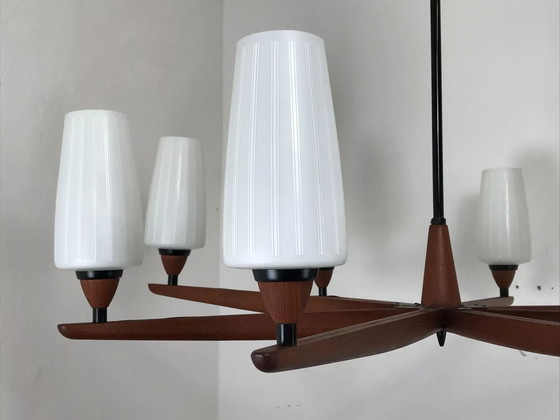Image 1 of 60s 70s teak kroonluchter Kroonluchter Uno & Osten Kristiansson voor Luxus