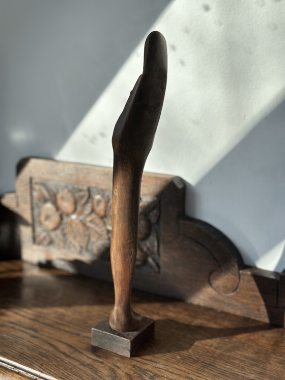 Image 1 of Sculpture religieuse moderne en bois – Figure stylisée de la Vierge (XXe siècle)