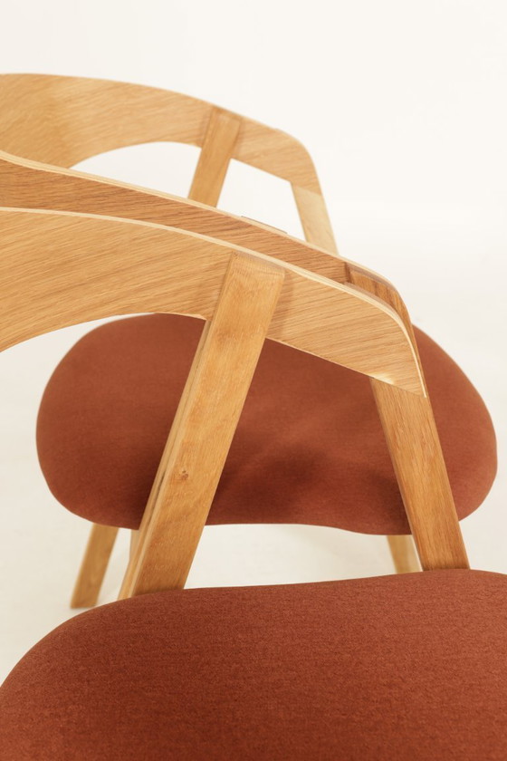 Image 1 of Moderne set van 6 eetkamerstoelen van natuurlijk eikenhout met terracotta bekleding.