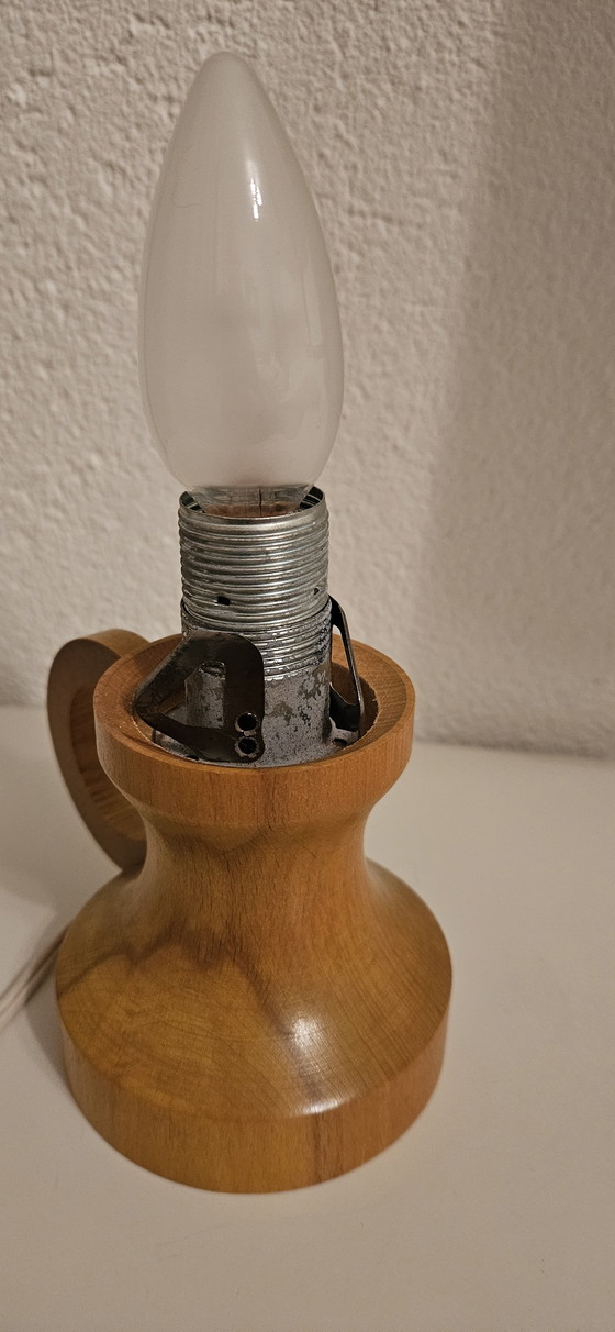 Image 1 of Lámpara de sobremesa de madera escandinava con bola de cristal