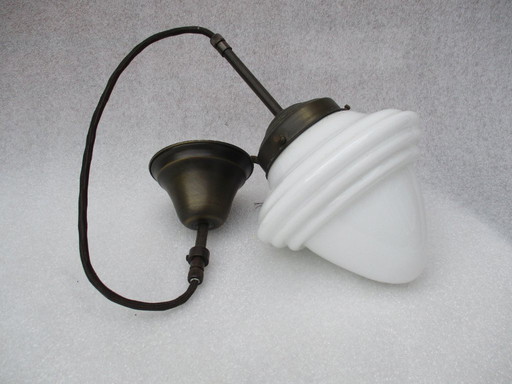 Gispen 1930, abat-jour en verre, gland, opale, avec ancienne suspension d'origine.