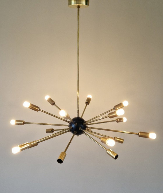 Image 1 of Lustre vintage de style Stilnovo, design italien du milieu du XXe siècle, années 1960, en laiton