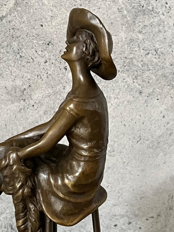Image 1 of Élégante statue en bronze d'une femme portant un chapeau