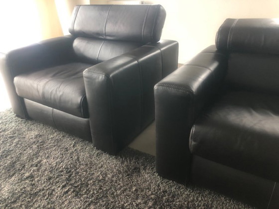 Image 1 of Deux fauteuils en cuir noir avec dossiers réglables