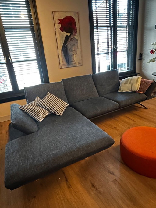 Divano angolare moderno con chaise longue, tessuto blu scuro