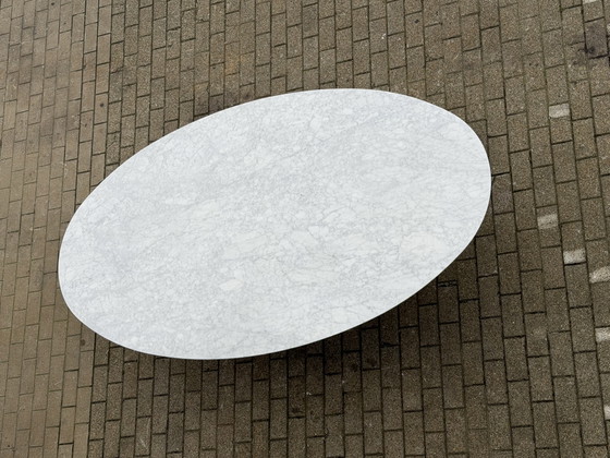 Image 1 of Originele ovale Knoll Tulip eettafel (grootste model: 244cm) Carrara marmer