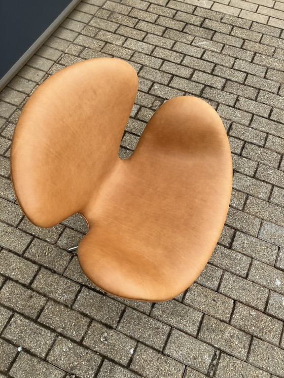 Image 1 of Original Vintage Fritz Hansen Swan Chair From 01-1975 in Beautiful Vintage Camel-Cognac Leather. In New Condition!!!