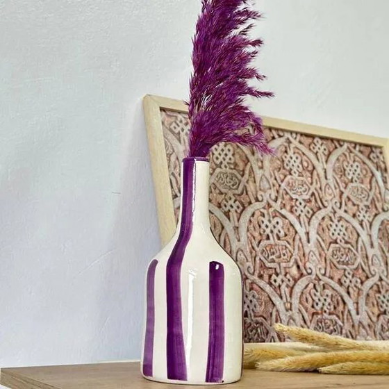 Gestreifte lila handwerkliche Flaschenvase – Vasen, Porzellan, Modern (photo 4 of 4)