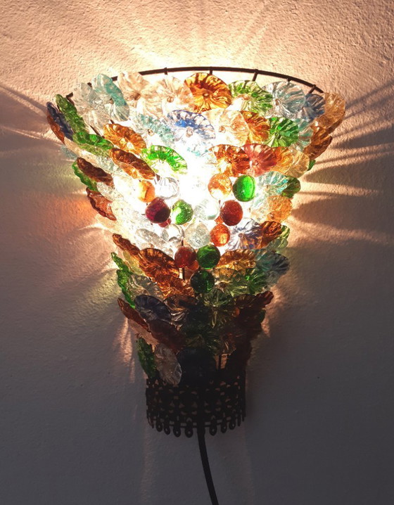 Image 1 of Set van 2 wandlampen met gekleurde glazen bloemen en kralen, vintage wandlampje , set glazen wandlampen