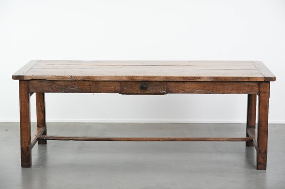 Image 1 of Table de salle à manger de ferme française ancienne et robuste, avec trois tiroirs, datant du XVIIIe siècle.