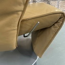Sillón reclinable de cuero color amarillo ocre.