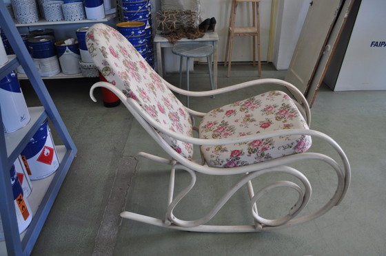 Antiker Schaukelstuhl von Thonet – Schaukelstühle (photo 5 of 8)