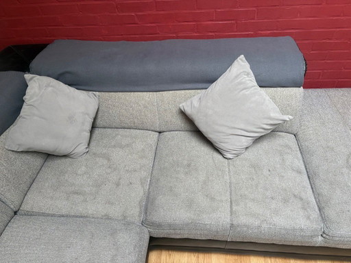 Schönes graues Sofa