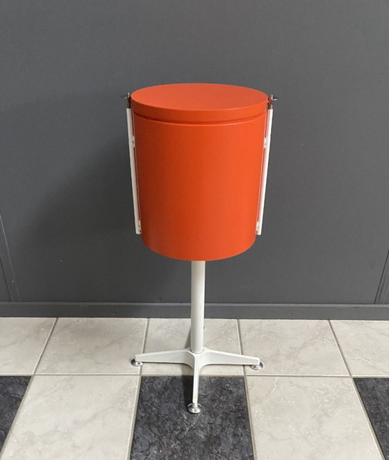 Image 1 of Una mesa de maquillaje redonda naranja de Bremshey, década de 1970