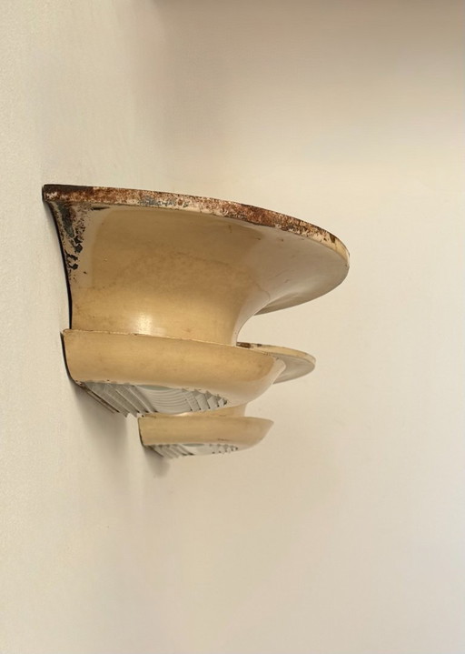 Coppia di applique da parete moderniste vintage, metallo verniciato beige e vetro, Francia, 1930