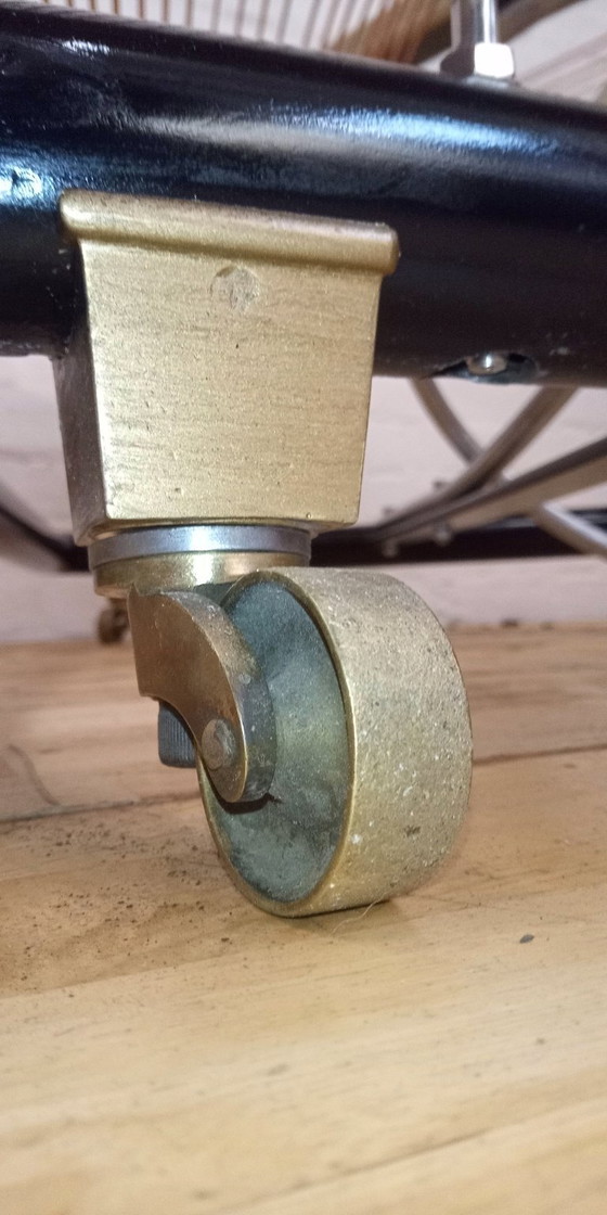 Image 1 of Zwevende babyvleugel salontafel – een uniek kunstwerk dat de aandacht trekt.