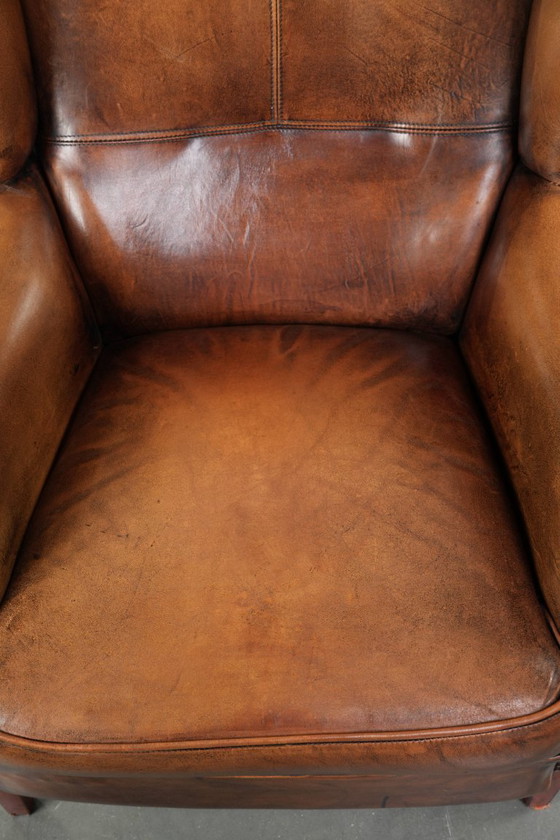 Image 1 of Comfortabele oorfauteuil gemaakt van schapenleer afgewerkt met siernagels en een karaktervolle uitstraling in Engelse stijl