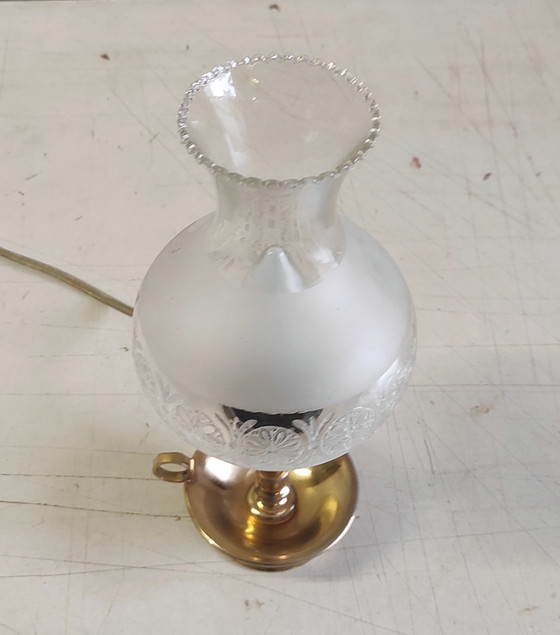 Image 1 of Lámpara de mesa de latón dorado y cristal - mediados del siglo XX