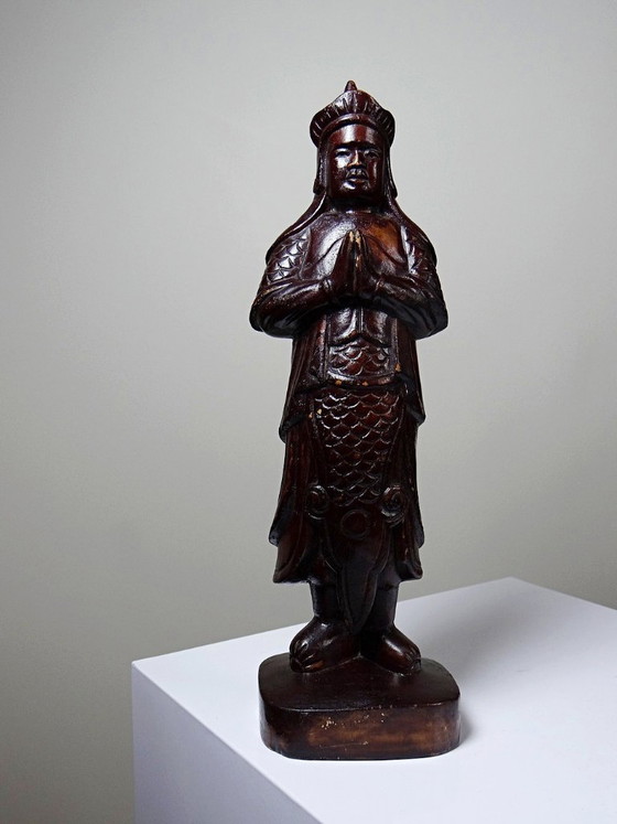Image 1 of Statuetta di arte popolare asiatica intagliata in un unico pezzo di legno, epoca 1930-1960.