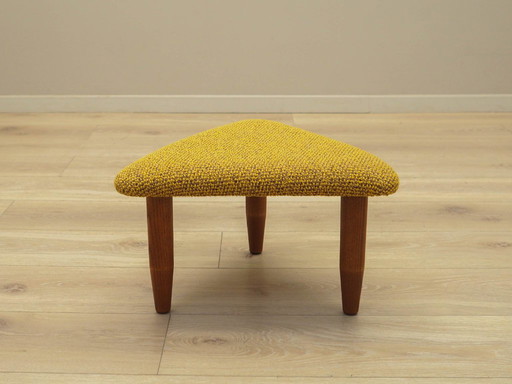 Reposapiés color mostaza, diseño danés, década de 1990, producción: Dinamarca