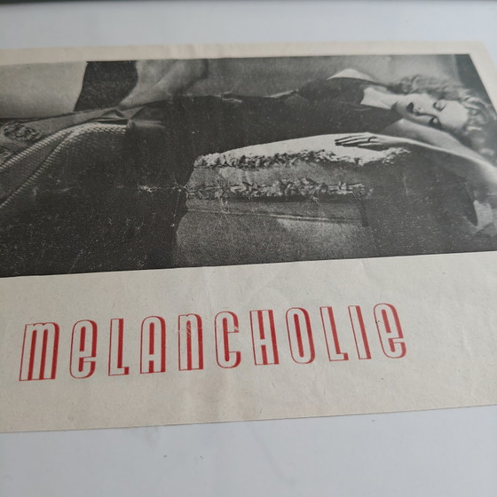 Image 1 of Originele vintage pagina uit het tijdschrift "Melancholie" – Authentieke redactionele kunst uit de jaren 50 – Ingelijst
