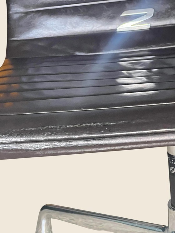 Image 1 of Original Vintage Vitra EA 105 hergestellt 1986. Ray und Charles Eams Drehstuhl mit dunkel braunem Lederbezug und Label